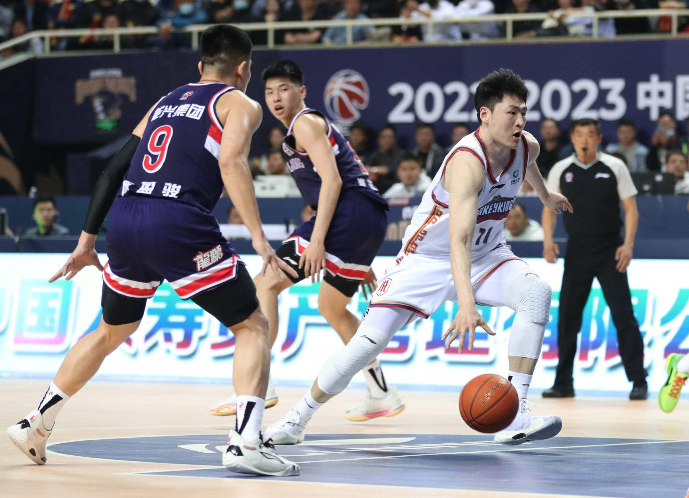 hth_攻守两端发力，球队全面压制对手(攻守两端发力,球队全面压制对手怎么办)